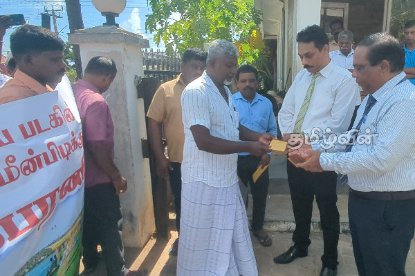 இந்திய இழுவை படகுகளை தடை செய்யக்கோரி முல்லைத்தீவில் போராட்டம் (Photos) | Protest In Mullaithivi