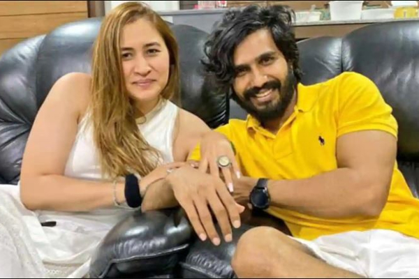 தனது மனைவியுடன் பிரபல கோவிலுக்கு வந்த நடிகர் விஷ்ணு விஷால்- வெளிவந்த புகைப்படம் | Vishnu Vishal Visits Popular Temple With Wife தனது மனைவியுடன் பிரபல கோவிலுக்கு வந்த நடிகர் விஷ்ணு விஷால்- வெளிவந்த புகைப்படம் | Vishnu Vishal Visits Popular Temple With Wife