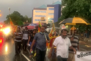 கொச்சிக்கடை புனித அந்தோனியார் தேவாலய வளாகத்தில் ஒன்று திரண்ட போராட்டக்காரர்கள் (video)