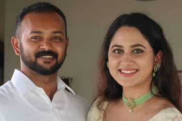 முதல் முறையாக தனது மகனை ரசிகர்களுக்கு காட்டிய நடிகை மியா ஜார்ஜ்.. அழகிய குடும்பம்