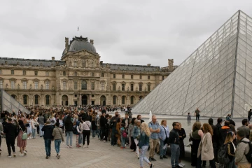 பிரான்ஸின் பிரபலமான இடத்தை முடக்கிய போராட்டக்காரர்கள்