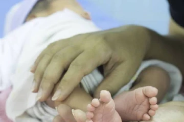 இரட்டைக் குழந்தைகளில் ஒரு குழந்தை கொரோனாவுக்கு பலி