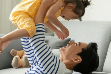 දරුවන් හදන්න අම්මලාට වගේම තාත්තලාටත් වැඩියෙන් ලැබෙන පීතෘ නිවාඩු..