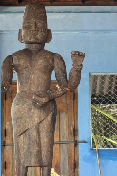 யாழில் கரையொதுங்கிய சிலையால் பரபரப்பு; எங்கிருந்து வந்தது! | A Statue Washed Ashore In Jaffna Valalai Beach யாழில் கரையொதுங்கிய சிலையால் பரபரப்பு; எங்கிருந்து வந்தது! | A Statue Washed Ashore In Jaffna Valalai Beach