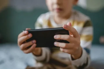 சிறுவர்களை பாதுகாக்க கடும் சட்டம்; சமூக ஊடகங்களைப் பயன்படுத்த தடை