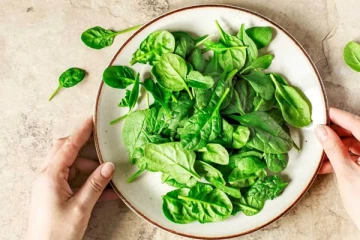 அடிக்கடி கீரை சாப்பிட்டால் பக்க விளைவுகள் ஏற்படுமா? கொஞ்சம் உஷாரா இருங்க