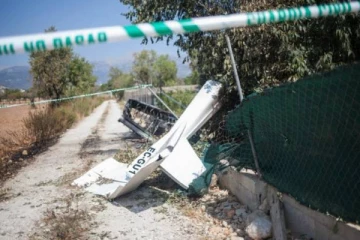 நடுவானில் ஒன்றுடன் ஒன்று மோதி விமானங்கள் விபத்து! 4 பேர் உயிரிழப்பு