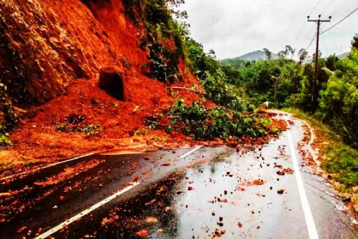மீண்டும் மோசமடையும் காலநிலை - பல மாவட்டங்களுக்கு மண்சரிவு எச்சரிக்கை | Landslide Warnings Issued For Several Districts மீண்டும் மோசமடையும் காலநிலை - பல மாவட்டங்களுக்கு மண்சரிவு எச்சரிக்கை | Landslide Warnings Issued For Several Districts