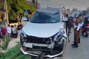 මහ විනාසයක් කරමින් තවත් බිහිසුණු අනතුරක් - මෝටර් රථයක් තවත් වාහන දෙකක ගැටී මාර්ගය අසල සිටි කාන්තාවක් සහ දරුවෙකුත් යට කරයි