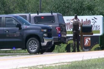 பூங்காவில் திடீர் துப்பாக்கிச்சூடு... ரத்த வெள்ளத்தில் சரிந்து துடிதுடித்து உயிரிழந்த மூவர்