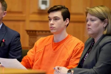 குறைவான மதிப்பெண் வழங்கிய ஆசிரியர்: மாணவர்கள் இருவரின் கொடுஞ்செயல்