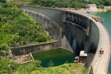 ජලාශයක් අවට පිරිසකට අවධානයෙන් සිටින්නැයිදැනුම් දෙයි