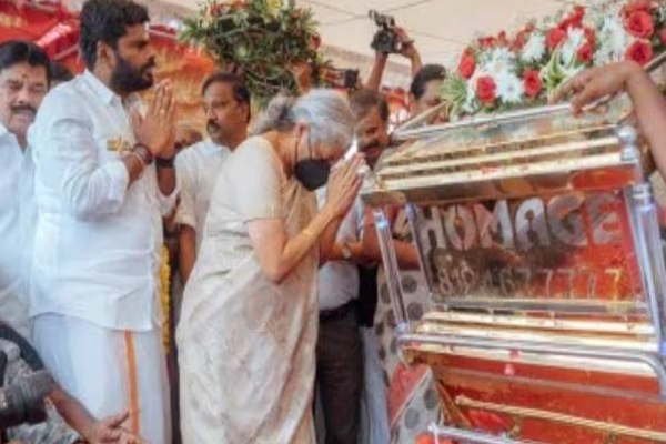 72 துப்பாக்கி குண்டுகள் முழங்க அரசு மரியாதையுடன் விடைபெற்றார் கேப்டன் விஜயகாந்த்! | Captain Vijayakanth Funeral With 72 Gun Shots