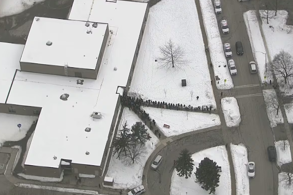 கனடாவில் பாடசாலை ஒன்றுக்கு மிரட்டல் விடுத்த 14 வயது சிறுவன் கைது | 14 Year Old Arrested After Making Prank Call