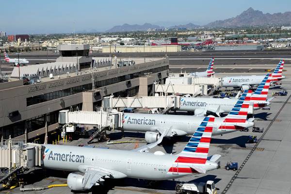 அமெரிக்காவில் பனிப்புயல்: 10,000க்கும் மேற்பட்ட விமான சேவைகள் ரத்து | Flights In The United States Are Also Canceled