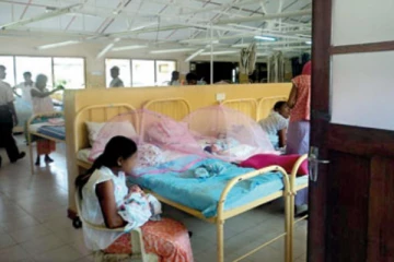 உடைந்து விழுந்த குழந்தைகள் விடுதி கூரை! காயமடைந்த தாய்மார் மற்றும் குழந்தைகள்