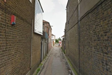 லண்டனில் மாலை நேரத்தில் சந்தில் வைத்து துஷ்பிரயோகம் செய்யப்பட்ட 30 வயது பெண்! பள்ளிக்கூடம் அருகே நடந்த அதிர்ச்சி சம்பவம்