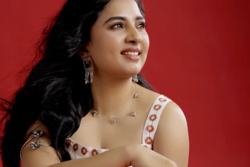 வித்தியாசமான உடையில் ஸ்ருஷ்டி டாங்கே கிளாமர் போட்டோஷூட்