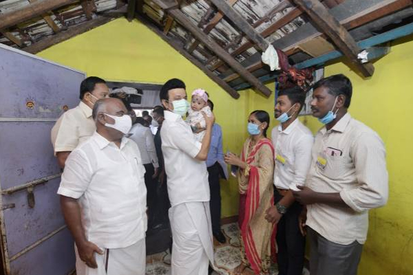 இலங்கை தமிழர் முகாமையில் முதல்வர் செய்த நெகிழ்ச்சி செயல்! வைரலாகும் புகைப்படம் | Tn Cm Visit Srilankan Tamil Rehabilitation Camp