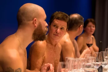 அமெரிக்காவில் நிர்வாண உணவு விருந்து; கட்டணம் இவ்வளவுதான்!