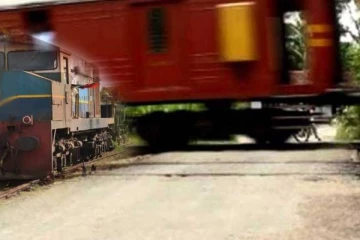 தொடருந்துடன் மோதிய வான்! விபத்தில் வானுக்குள் சிக்கிய நபர்