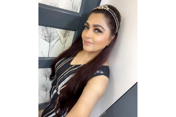 நடிகை குஷ்பூவா இது..? உடல் எடையுடன் வயதும் குறைத்துவிட்டாரே.. ரசிகர்கள் ஷாக் | Kushboo Transfermation Picture
