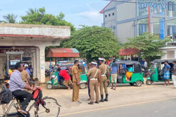 யாழில் 500 ரூபா பெற்றோலுக்காக நீண்ட நேரம் காத்திருந்த மக்கள்! (Photos) | People Waiting For 500 Rupees For Petrol In Jaffna