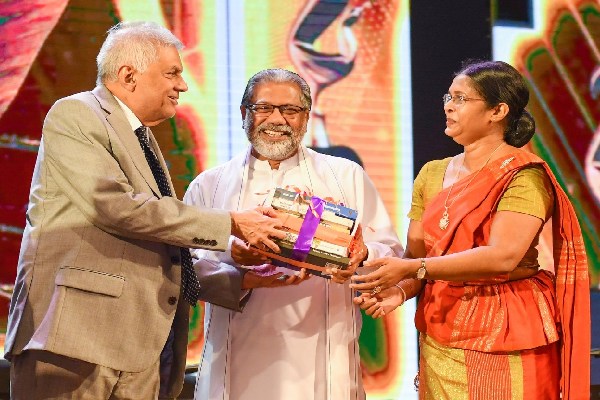 ஜனாதிபதியிடம் இருந்து சாகித்திய ரத்னா விருது பெற்ற தமிழர்!(Photos) | Sahitya Ratna Award From The President Tamil