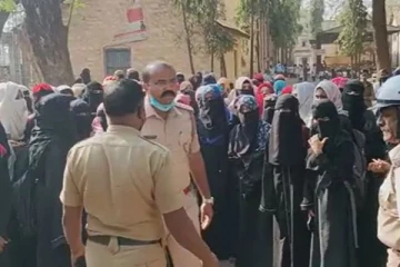 கர்நாடகவில் பரபரப்பு : மீண்டும் ஹிஜாப் அகற்ற மறுத்து போராட்டத்தில் ஈடுபட்ட மாணவிகள்