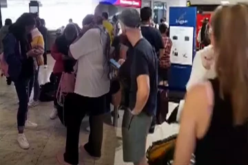 கட்டுநாயக்க விமான நிலையத்தில் ஏற்பட்ட பரபரப்பு நிலை: கடும் கோபமடைந்த பயணிகள்