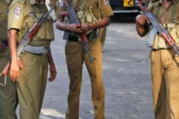 நிறுத்தி வைக்கப்பட்டிருந்த முச்சக்கரவண்டிக்கு நேர்ந்த நிலை ; இருவர் படுகாயம்