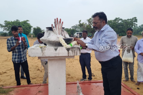 முள்ளிவாய்க்கால் நினைவு முற்றத்தில் அஞ்சலி செலுத்திய திருமாவளவன் | Thirumavalavan Tributes Mullivaikkal Memorial முள்ளிவாய்க்கால் நினைவு முற்றத்தில் அஞ்சலி செலுத்திய திருமாவளவன் | Thirumavalavan Tributes Mullivaikkal Memorial