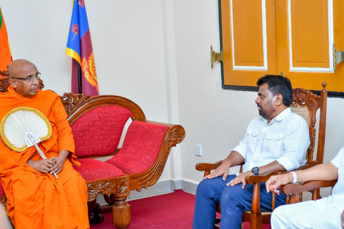 அமரபுர மகா நிகாயவின் மகா நாயக்க தேரரைச் சந்தித்து ஆசி பெற்றார் ஜனாதிபதி | Anura Meets Mahanayake Thero Amarapura Maha Nikaya