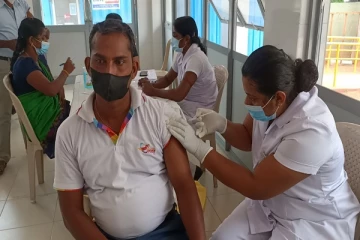 வவுனியாவில் தபால் திணைக்கள ஊழியர்களுக்கு கோவிட் தடுப்பூசிகள்