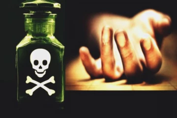 මව විදෙස්ගත වීම වැලැක්වීමට, පියෙකු දරුවාට වස පොවයි..