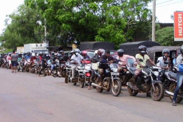 எந்த வேலையும் இல்லை... எரிபொருள் நிரப்பு நிலையங்களில் ஊழியர்கள் செய்யும் செயல்! | Pattalum Diesel Fuel Petrol Staffs Work Cleaning