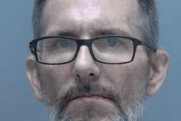 மகளுடைய அறைக்குள் ஆண் ஒருவர் ஆடையின்றி நிற்பதைக் கண்ட தந்தை: ஆத்திரத்தில் எடுத்த முடிவு