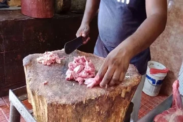 கோழி இறைச்சிக்கு பதிலாக மாட்டிறைச்சியை விற்பனை செய்தவர் கைது