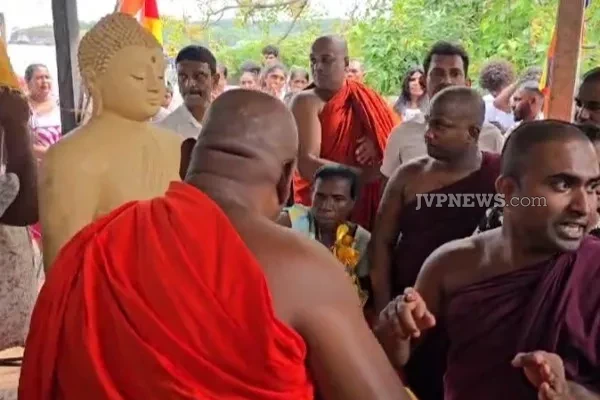 திருகோணமலையில் அகற்றப்பட்ட அதே இடத்தில் பெரும் ஆரவாரத்துடன் மீண்டும் வந்தமர்ந்த புத்தர்! | Buddha Reappears On The Beach In Trincomalee திருகோணமலையில் அகற்றப்பட்ட அதே இடத்தில் பெரும் ஆரவாரத்துடன் மீண்டும் வந்தமர்ந்த புத்தர்! | Buddha Reappears On The Beach In Trincomalee