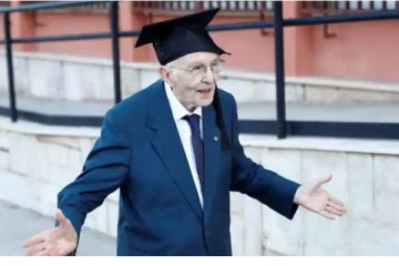 98 வயதில் பட்ட படிப்பை முடித்த முதியவர்