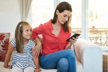 இந்த நேரத்தில் மொபைல் போனை பயன்படுத்தாதீங்க! பாரிய பிரச்சினை ஏற்படுமாம்