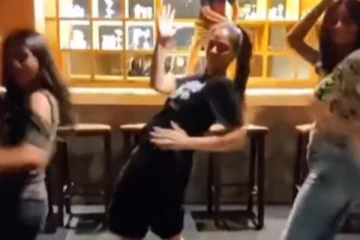 19 வருடங்கள் கழித்து  யூத் பட பாடலுக்கு  சிம்ரன் போட்ட குத்தாட்டம்... வியப்பில் தமிழ் ரசிகர்கள்