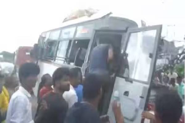 லாரி மீது பேருந்து மோதி கோர விபத்து - 10 பக்தர்கள் பலி! | 10 Devotees Died In Road Accident West Bengal