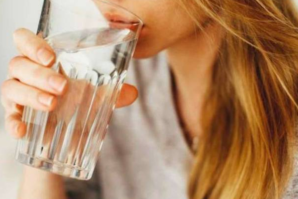 தண்ணீரை அளவுக்கு மீறி குடித்தால் என்ன நடக்கும் தெரியுமா? | Drink Too Much Water Problem Healthy Tips Warns
