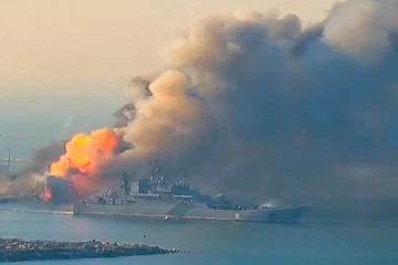 ரஷ்ய போர் கப்பலை சுற்றி வளைத்து தாக்கிய உக்ரைன்: வைரல் வீடியோ