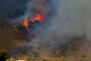 வெடித்து சிதறிய ஏரிமலை: ஸ்பெயினில் சம்பவம்