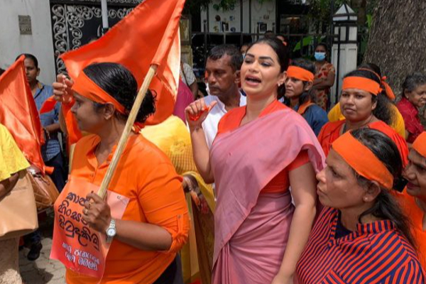 கொழும்பில் பொலிசாருடன் கடும் வாக்குவாதம்; ஹிருணிக்கா கைது(Video) | Protest In Colombo