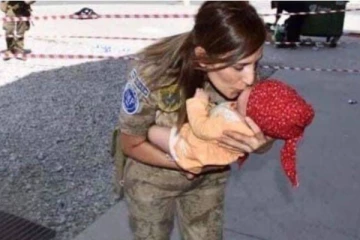 காபூல் விமான நிலையத்தில் நடந்த நெகிழ்ச்சி சம்பவம்