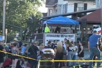 பெண்ணை சுத்தியலால் கொலை செய்த நபர் மக்கள் கூட்டத்தில் வாகனத்தை செலுத்திய கொடூரம்