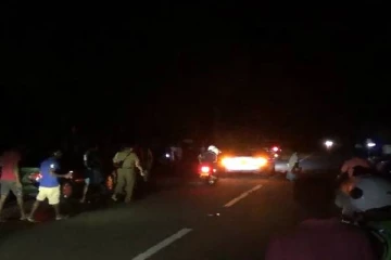 வவுனியாவில் கோர விபத்து;  கார் பொலிஸாரால் மீட்பு
